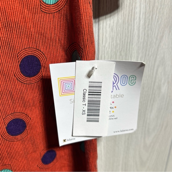 LuLaRoe NWT Polka Dot Short Sleeve Classic T Size XS - Picture 4 of 9